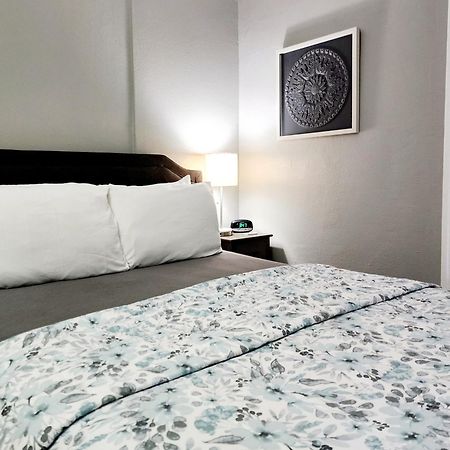 Two Bedroom Home In Beautiful Downtown Лейкленд Екстериор снимка