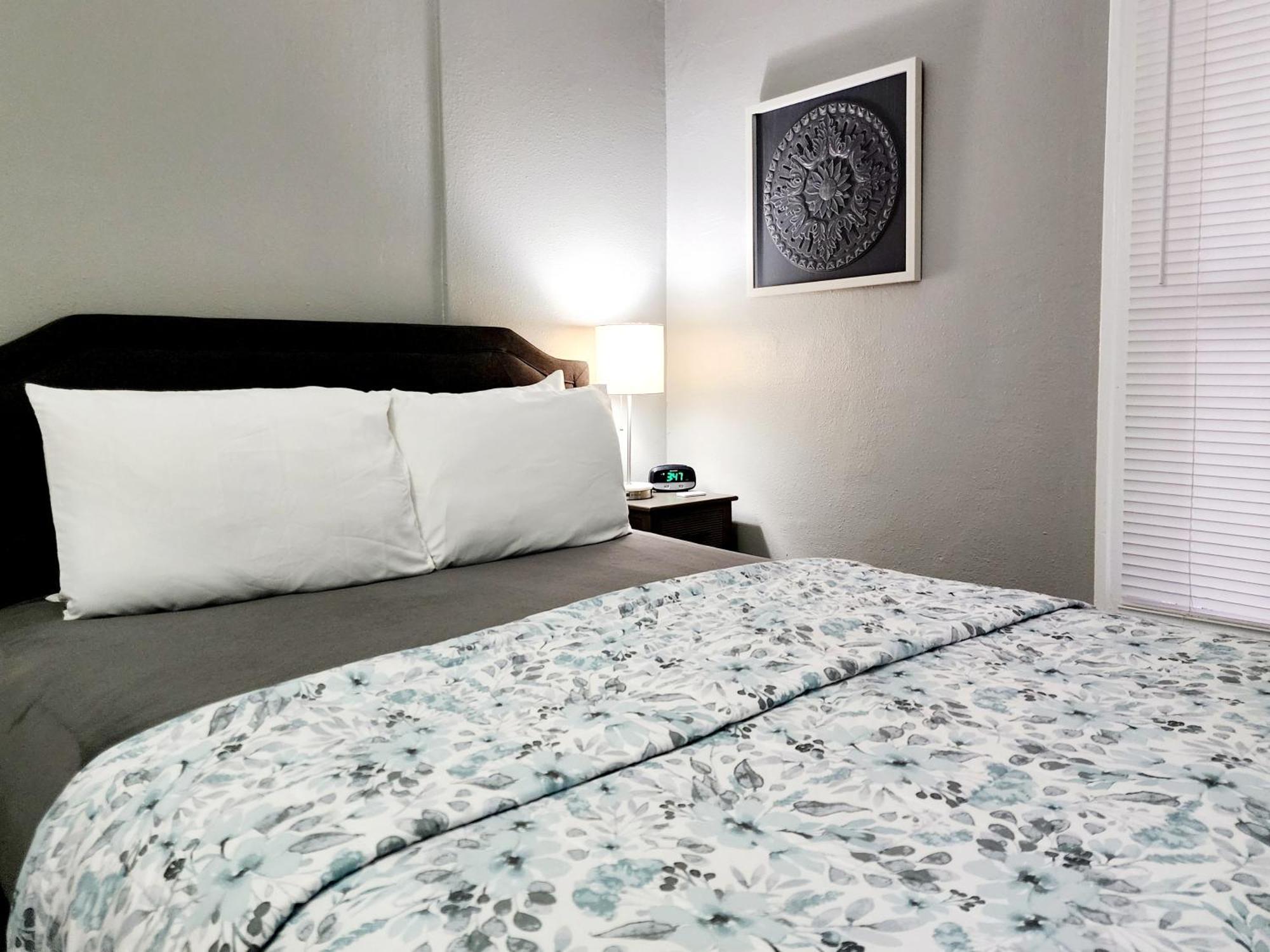 Two Bedroom Home In Beautiful Downtown Лейкленд Екстериор снимка